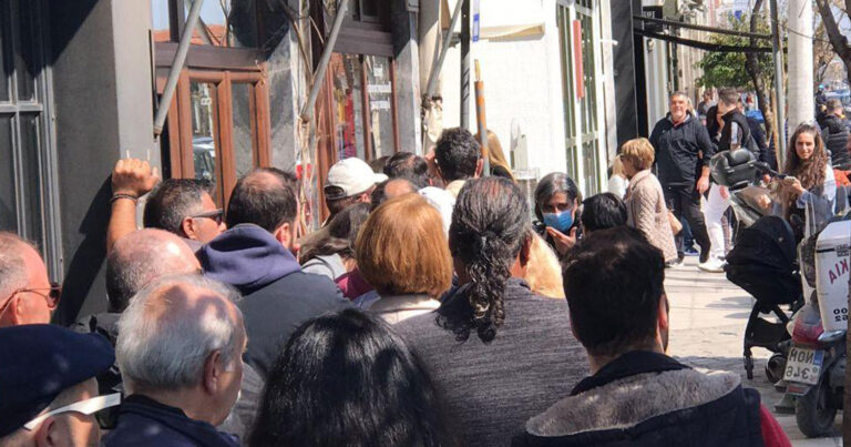 Θεσσαλονίκη: Στην ουρά μέχρι και μια ώρα για μια μερίδα μπακαλιάρο σκορδαλιά