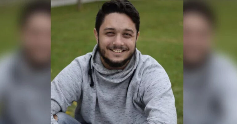 Τραγωδία στα Τέμπη: «Πήγε στο πρώτο βαγόνι γιατί είχε καλύτερο σήμα» λέει αδερφός αγνοούμενου