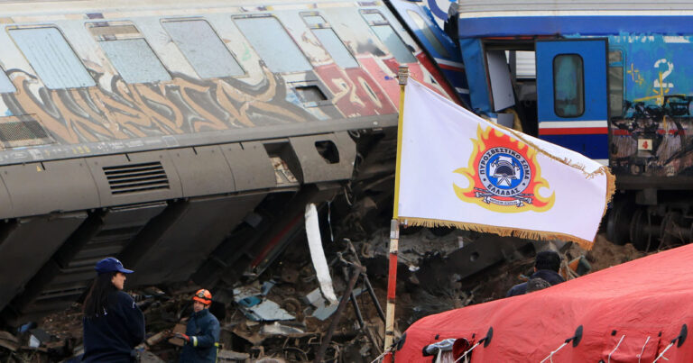 «Πάτησα το κουμπί»: Tι υποστηρίζει ο 59χρονος σταθμάρχης που συνελήφθη για το δυστύχημα των Τεμπών