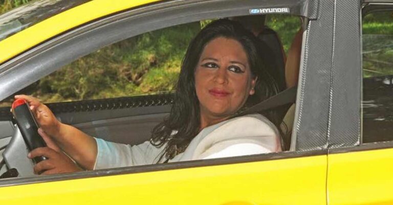 Μεγάλωσα το παιδί μου μόνη μέσα σε ένα ταξί. Σήμερα έχω δικό μου στόλο – Η ιστορία της Ηλέκτρας