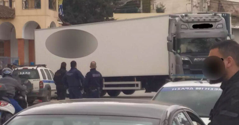 Φρίκη στα Τέμπη: Νταλίκα ψυγείο για να διατηρηθούν οι σοροί μέχρι την ταυτοποίηση