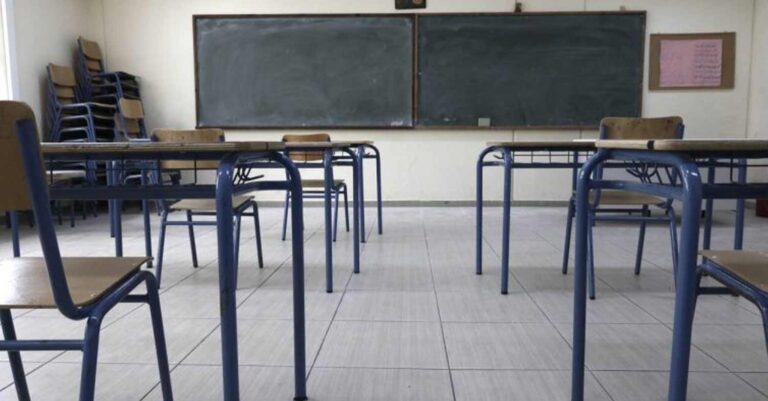 Σάλος στο Βόλο: Μαθήτριες Γυμνασίου πλάκωσαν στο ξύλο καθηγητή και τον έσπρωξαν από σκάλα