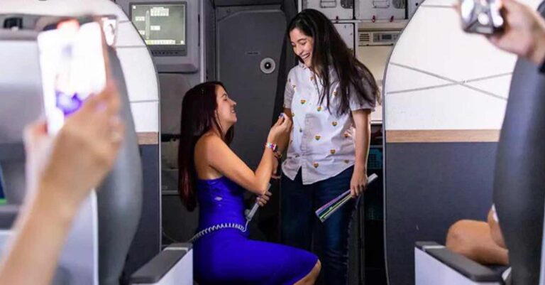 Αεροσυνοδός έκανε «στον αέρα» πρόταση γάμου στην αγαπημένη της – Όλο το αεροπλάνο χειροκρότησε
