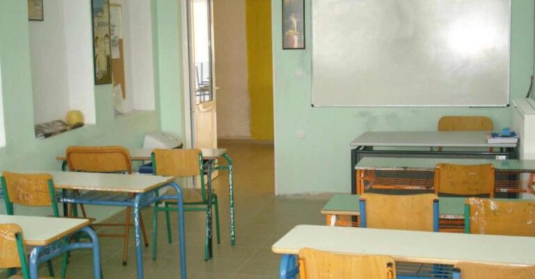 Χαμός σε Γυμνάσιο στο Βόλο: 14χρονες μαθήτριες έβριζαν χυδαία και επιτέθηκαν με μπουνιές στον καθηγητή τους