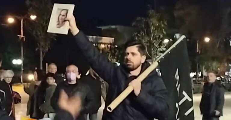 Ο Παναγιώτης έχασε τη γυναίκα του στο Μάτι. Πήγε στη συγκέντρωση για τα Τέμπη και τον έδιωξαν