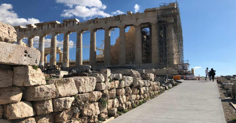 Συνελήφθη 26χρονος να κλέβει μάρμαρα και πέτρες από την Ακρόπολη