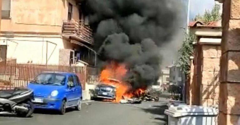 Ιταλία: Εκπαιδευτικά αεροσκάφη συγκρούστηκαν στον αέρα και τα συντρίμμια έπεσαν σε συνοικία της Ρώμης – Νεκροί 2 πιλότοι