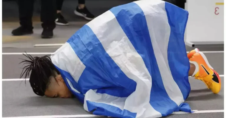 Εμμανουήλ Καραλής: Γονάτισε συγκινημένος σκεπασμένος με την ελληνική σημαία – Όλη η Ελλάδα υποκλίνεται