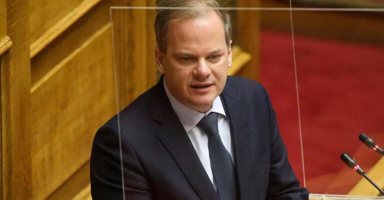 Πλήθος έξω από το γραφείο του πρώην υπουργού Κ. Α. Καραμανλή του φώναζε η θέση σου είναι στην φυλακή