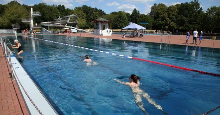 Γερμανία: Οι γυναίκες θα μπορούν στο εξής να κολυμπούν γuμνόστnθες στις πισίνες του Βερολίνου