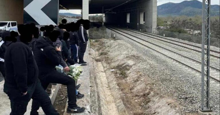 Στο σημείο που συγκρούστηκαν τα δύο τρένα οι οπαδοί του ΠΑΟΚ – «Όσο σάπια και να είναι αυτή η κοινωνία θα παλέψουμε για να την ανατρέψουμε»
