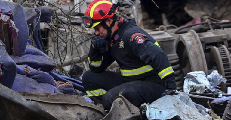 «Δεν έχω τίποτα για να κηδεύσω – Να παραιτηθούν όλοι»: Η μαρτυρία γυναίκας που έχασε σύζυγο και 5χρονο παιδί στα Τέμπη