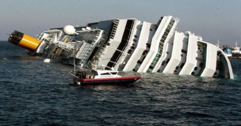 Έσπρωξε τη γυναίκα του για να σωθεί αυτός από το βυθισμένο πλοίο. Αλλά η πραγματικότητα είναι πολύ διαφορετική