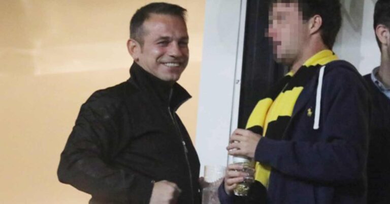 Ντέμης Νικολαΐδης: Χαμογελαστός και με νέο look