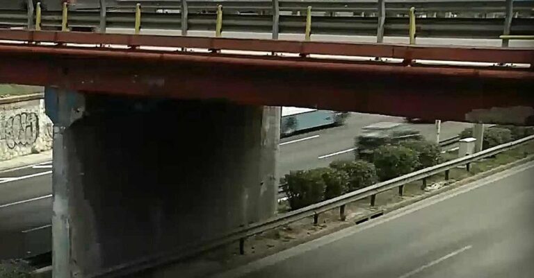 Φθορές σε γέφυρα της Εθνικής στο ύψος της Ν. Φιλαδέλφειας – Τα σίδερα είναι ορατά με γuμνό μάτι