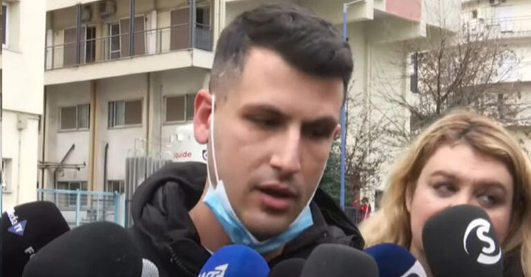 «Θέλω απαντήσεις, έχασα πατέρα και αδελφό 15 ετών»: Ξέσπασε μπροστά στην κάμερα για το δυστύχημα στα Τέμπη