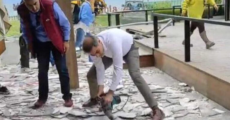 Πήρε τον νόμο στα χέρια του: Ο δήμαρχος Αλίμου άρπαξε το κομπρεσέρ και έσπασε πλακάκια γνωστού bar