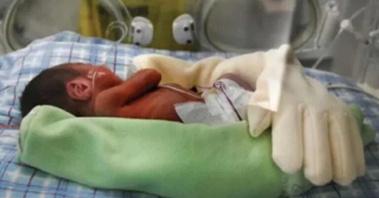 Άφησε ένα χειρουργικό γάντι στην θερμοκοιτίδα του εφταμηνίτικου μωρού της. Όταν οι Νοσοκόμες έμαθαν τον λόγο, τα έχασαν