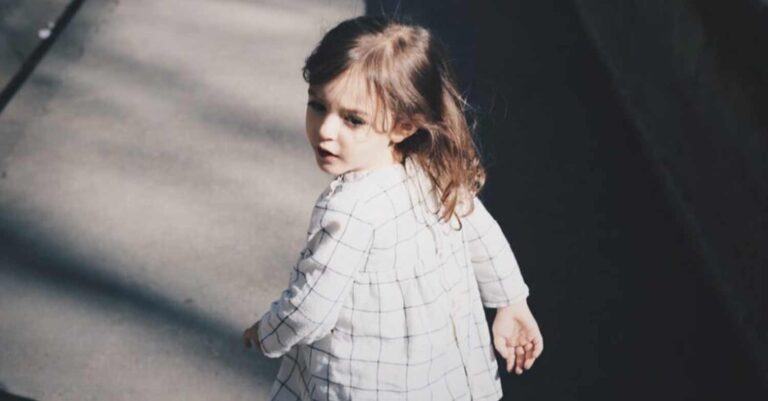 «Όχι, παππού, δεν θα παίζεις μαζί της όπως θέλεις!»: Μια διδακτική αληθινή ιστορία για την ασφάλεια των παιδιών μας