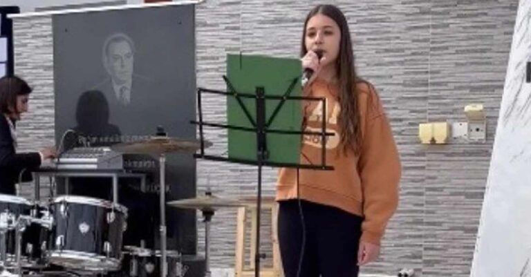 Τουρκοκύπρια μαθήτρια τραγουδάει άψογα Χαρούλα Αλεξίου