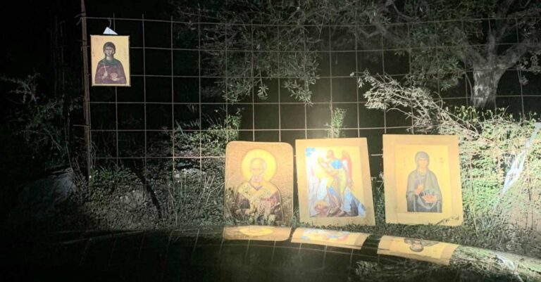 Κρέμασε εικόνες Αγίων και ένα χαρτόνι σε φράχτη για να του δώσουν τα λεφτά που του χρωστάνε