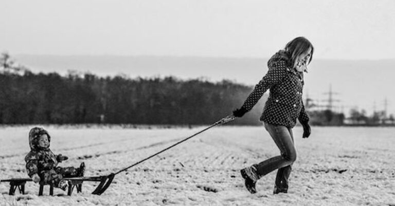 Δεν πειράζει που δεν μπορώ να βγω ή που δεν έχω φίλες. Μου λες «μαμά σ αγαπώ» και τα ξεχνάω