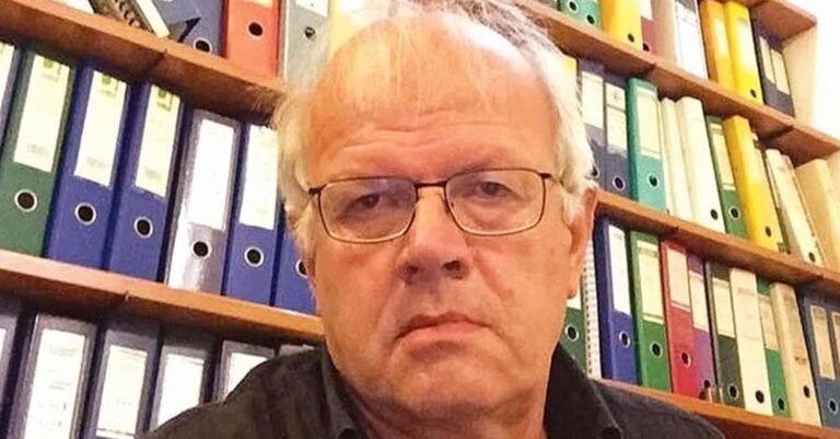 Ακης Τσελέντης: «Δεν είδα κανένα αφιέρωμα για τον Οδυσσέα Ελυτη είδα όμως την αποχαύνωση του Έλληνα με lifestyle γελοιότητες»