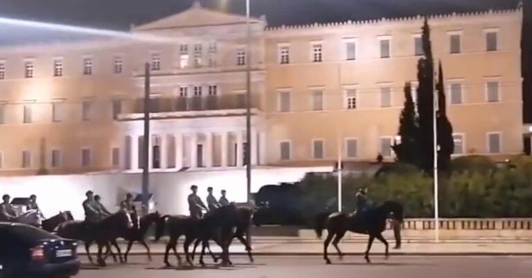 Σπάνια εικόνα: Το Ιππικό του Στρατού έξω από τη Βουλή – Πρόβα για την παρέλαση