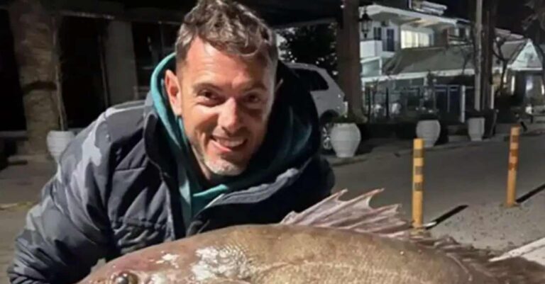 Λευκάδα: Η σφυρίδα που έπιασε ζύγιζε 24 κιλά και γέμισε την αγκαλιά του