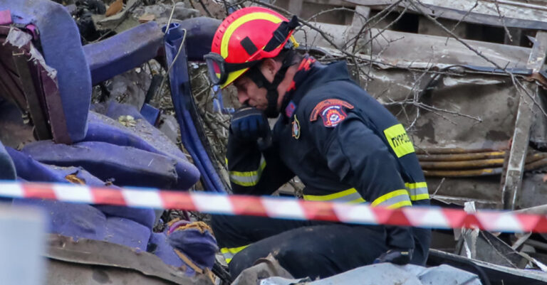 Τραγωδία στα Τέμπη: Η εικόνα του διασώστη της ΕΜΑΚ που έγινε viral – «Λυγίσαμε με τις εικόνες που αντικρίσαμε»
