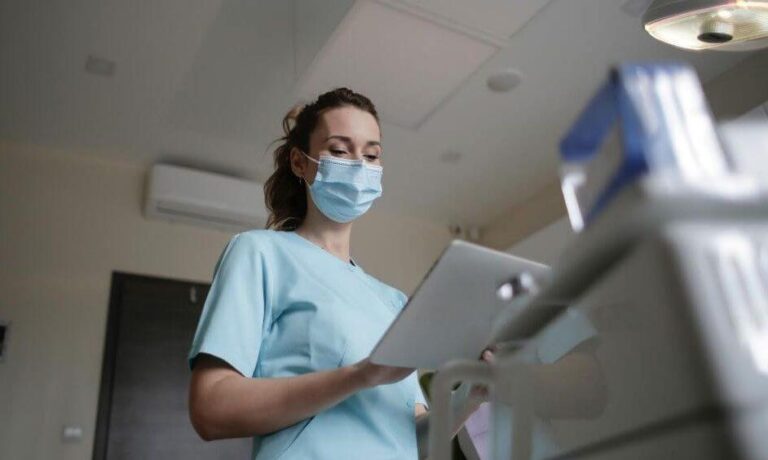 Σήμερα ήρθε στη ΜΕΘ ένα 42χρονο κορίτσι με ανεύρυσμα. Σταματήστε να ασχολείστε με π@π@ριες και αν έστειλε ο γκόμενος