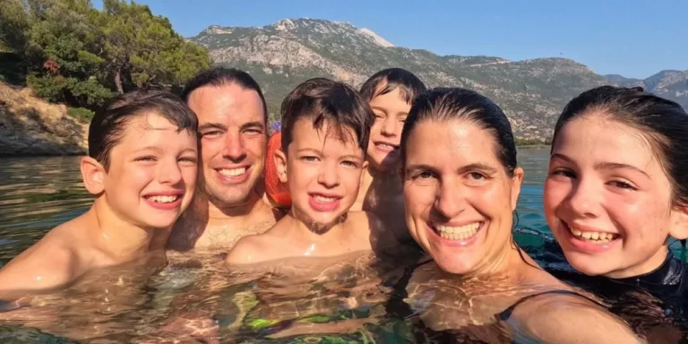 Τρομεροί γονείς: Kάνουν τον γύρο του κόσμου με τα παιδιά τους επειδή εκείνα σύντομα θα τυφλωθούν