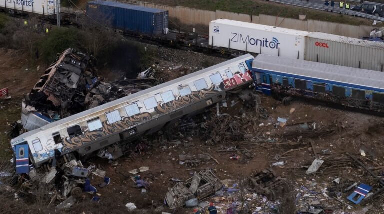 «Ο ελεγκτής έλεγε μήπως να βάλουμε τον κόσμο σε λεωφορεία»: Συγκλονίζει 22χρονη για το δυστύχημα στα Τέμπη