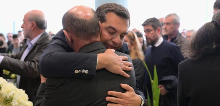 Τέμπη: Ο Τσίπρας στην κηδεία του 34χρονου αδικοχαμένου Βάϊου Βλάχου