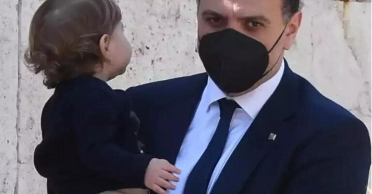 Βασίλης Κικίλιας: Με τον γιο του, Παναγιώτη Αντώνιο στην παρέλαση της 25ης Μαρτίου