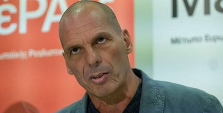 Ξυλοκόπησαν τον Βαρουφάκη στα Εξάρχεια, έξω από εστιατόριο