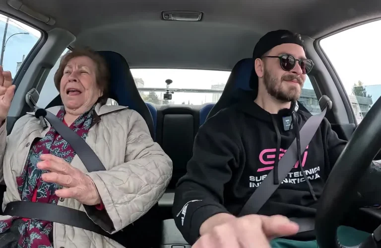 «Καλέ, Αλέξη σταμάτα»: Έβαλε τη γιαγιά του σε αυτοκίνητο 600 αλόγων και η αντίδρασή της ήταν επική