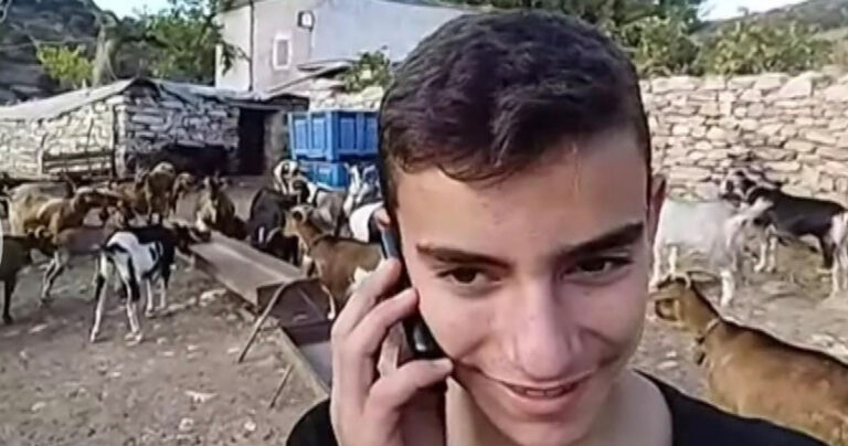 O Βασίλης από την Νάξο είναι 12 χρονών, είναι βοσκός και είναι αριστούχος μαθητής