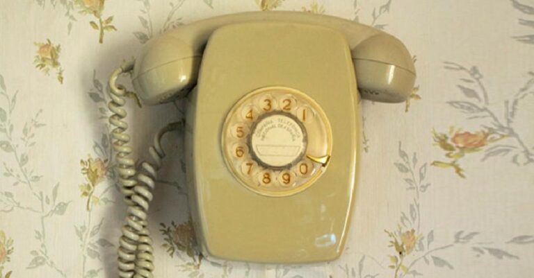 Στη γενιά που μεγάλωσε με σταθερό τηλέφωνο – θυμάσαι τότε;