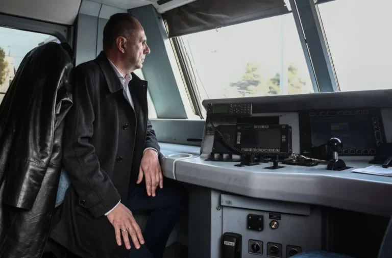 Ηellenic Train: Έφυγε το πρώτο δρομολόγιο τρένου – Στο πρώτο βαγόνι ο Γιώργος Γεραπετρίτης