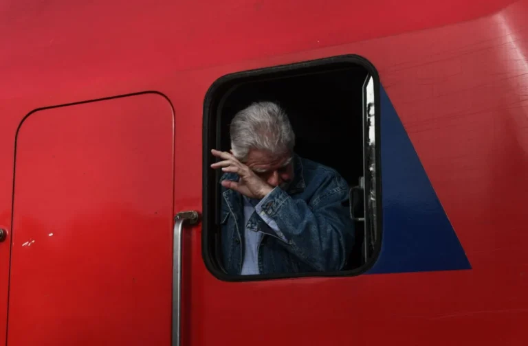 Τέμπη: Η στιγμή που το Intercity περνά για πρώτη φορά από το σημείο του δυστυχήματος – Τα δάκρυα του μηχανοδηγού