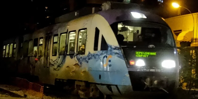 Ταύρος: Διασωληνωμένος νοσηλεύεται ο 16χρονος που τραυματίστηκε στις γραμμές του Προαστιακού