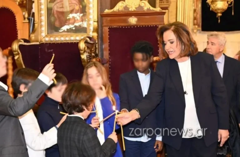 Ντόρα Μπακογιάννη: Αυτό είναι το δέκατο εγγόνι της, το «πρόσθετο» – «Με έκανε γιαγιά του συνειδητά, από επιλογή»