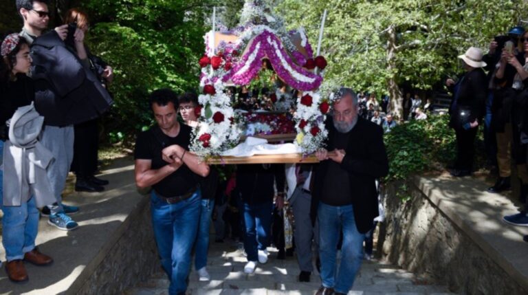 Μ. Παρασκευή: Έγινε η περιφορά του Επιταφίου στη Μονή Καισαριανής – Γιατί προηγείται όλων των άλλων