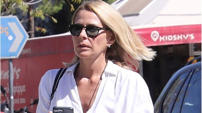 Ξυπόλητη με oversized φούτερ και θέα το ηλιοβασίλεμα: Η Τζένη Μπαλατσινού ποζάρει στη βεράντα του σπιτιού της στην Πάτμο