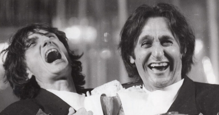 Σωτήρης Μουστάκας και Στάθης Ψάλτης αγκαλιά γελάνε με την καρδιά τους