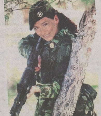 dimitra karaoyza i mitera komanto ton eidikon dynameon poy megalonei moni ta 2 paidia tis 390x450 1