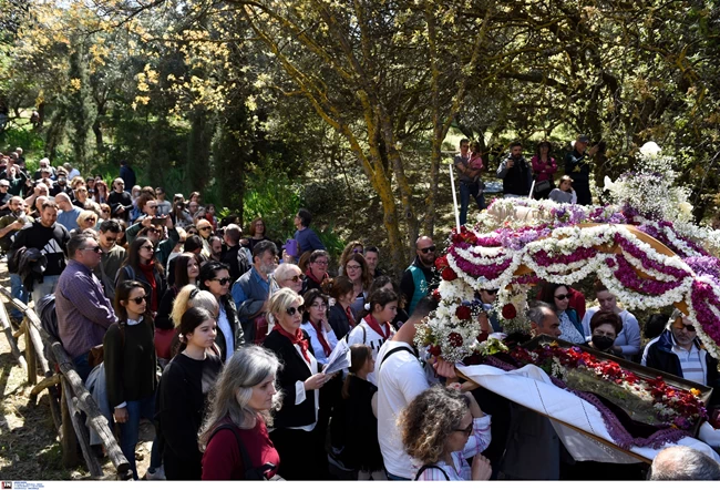 Μ. Παρασκευή: Έγινε η περιφορά του Επιταφίου στη Μονή Καισαριανής - Γιατί προηγείται όλων των άλλων 11 kaisarianh