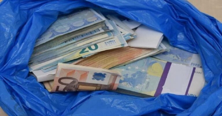 Ένας πάππους βρήκε 95.000 που η γυναίκα του έκρυβε για χρονιά
