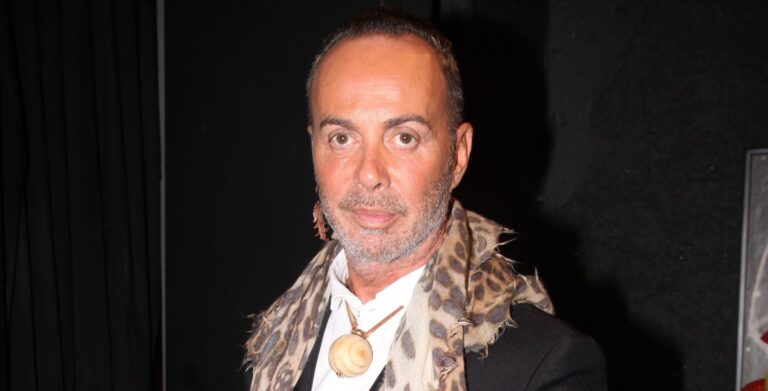 Λάκης Γαβαλάς: «Στη φυλακή κατάλαβα ότι καλά κάνει και γράφει ‘άρρεν’ η ταυτότητά μου»